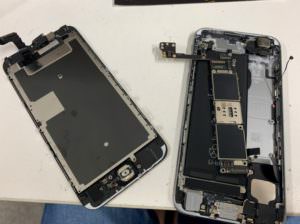 本体から基盤を外したiPhone6s