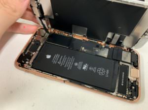 分解して画面パーツ交換途中のアイフォン8