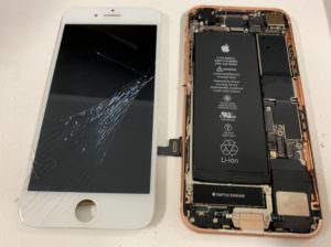 画面パーツを本体から剥がしたアイフォン8