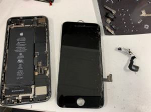 本体を分解して画面を剥がしたiPhone8