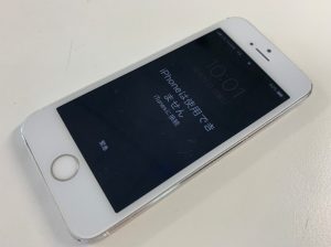 iPhoneは使用出来ませんとロックがかかったiPhoneSE