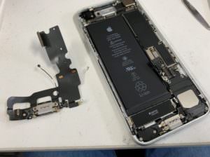 充電口パーツを組み上げているiPhone7