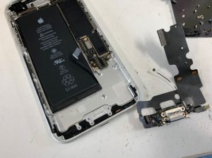 充電口を分解して交換作業途中のiPhone7