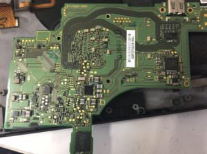 本体から基盤を取り外した洗浄中のNintendo Switch