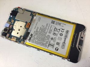 背面パネルを開けて分解しているZenfone4Max(ZC520KL)