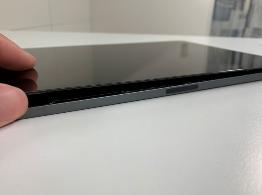 画面を剥がして分解開始したiPadPro11