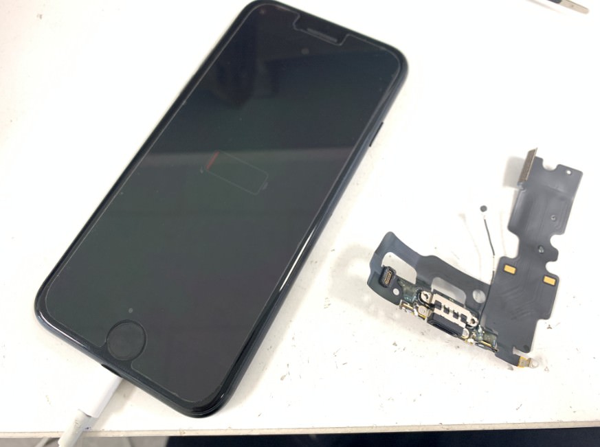 iPhone7のライトニングコネクタ交換修理も即日完了！充電出来ず電源が入らない症状が当日改善！[町田駅近くのアイフォン修理店] | スマホスピタル町田