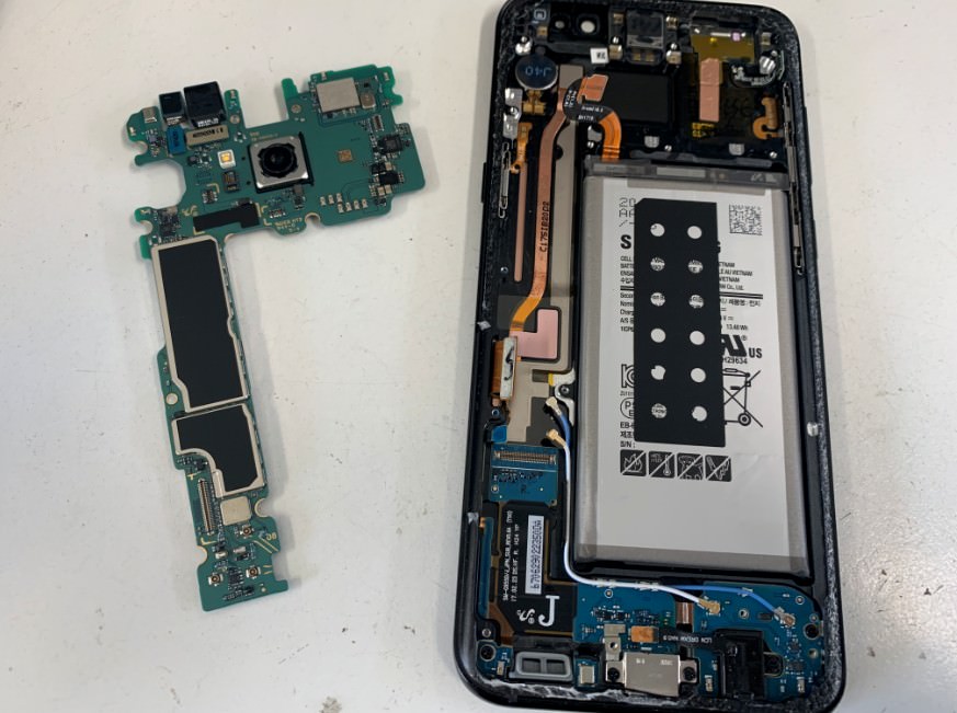 本体から基板を取り出したGalaxyS8+