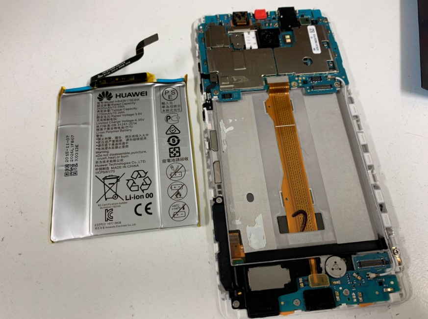 本体からバッテリーを剥がしたHUAWEI MateS