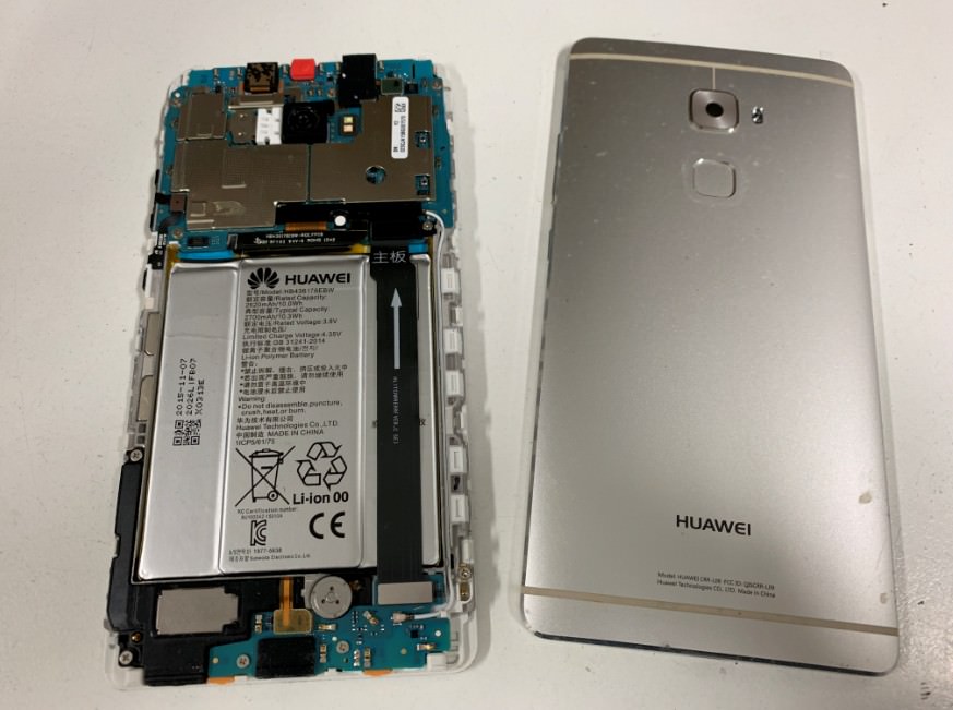 背面パネルを剥がしたHUAWEI MateS