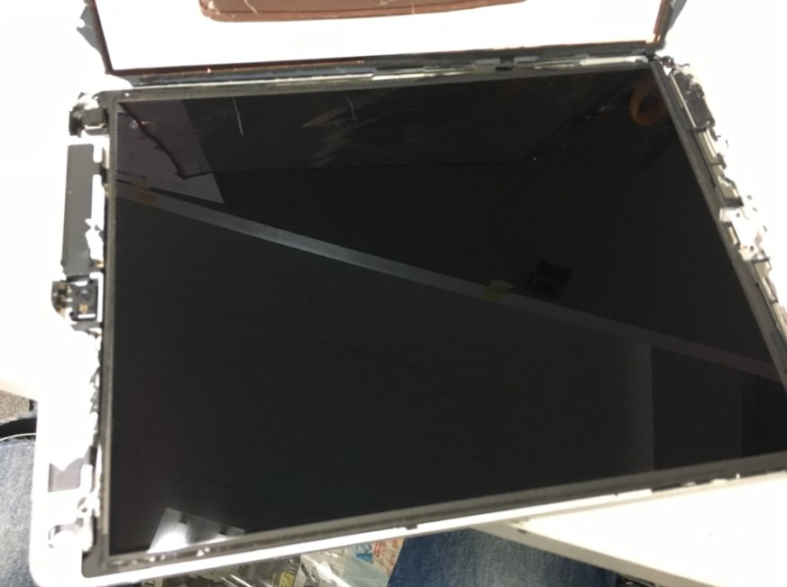 割れた画面を剥がしたiPad第7世代
