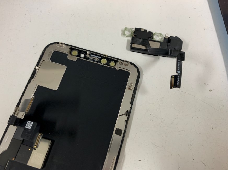 画面パーツからFaceIDセンサーを取り出したiPhoneX