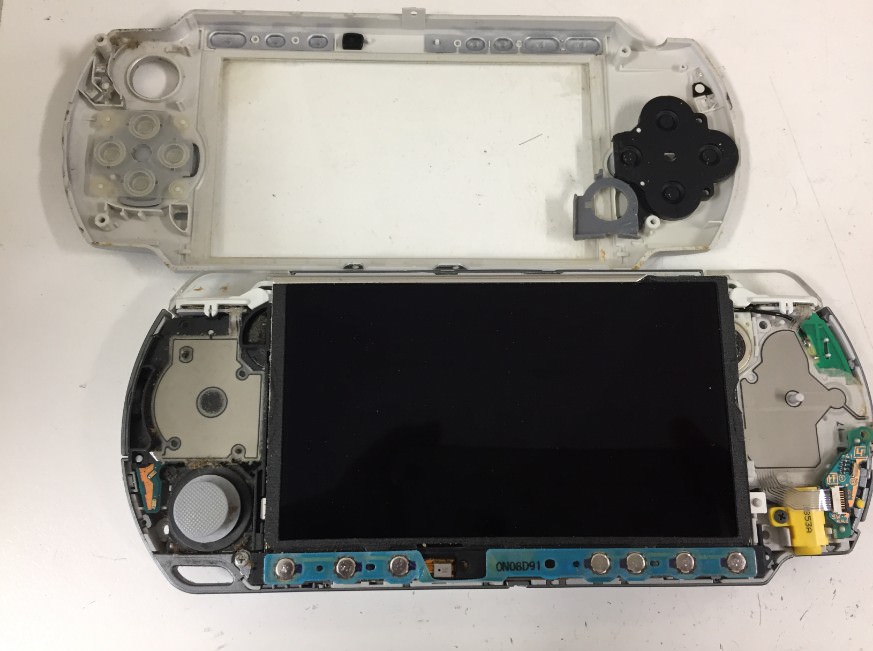 外装を取り外したPSP-3000