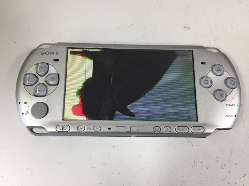 液漏れしてほぼ真っ黒になったPSP-3000