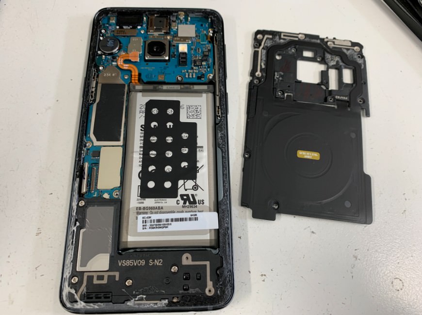 本体内部のプラスチックパーツを剥がしたGalaxy S9
