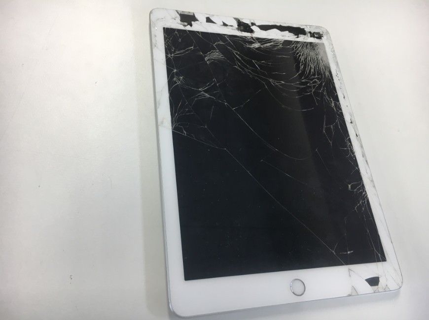 iPad 第6世代のガラスが割れて画面に穴が開いた！所要時間90分で新品