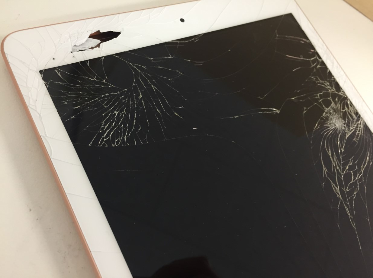ガラスが割れて穴が空いたiPad第6世代