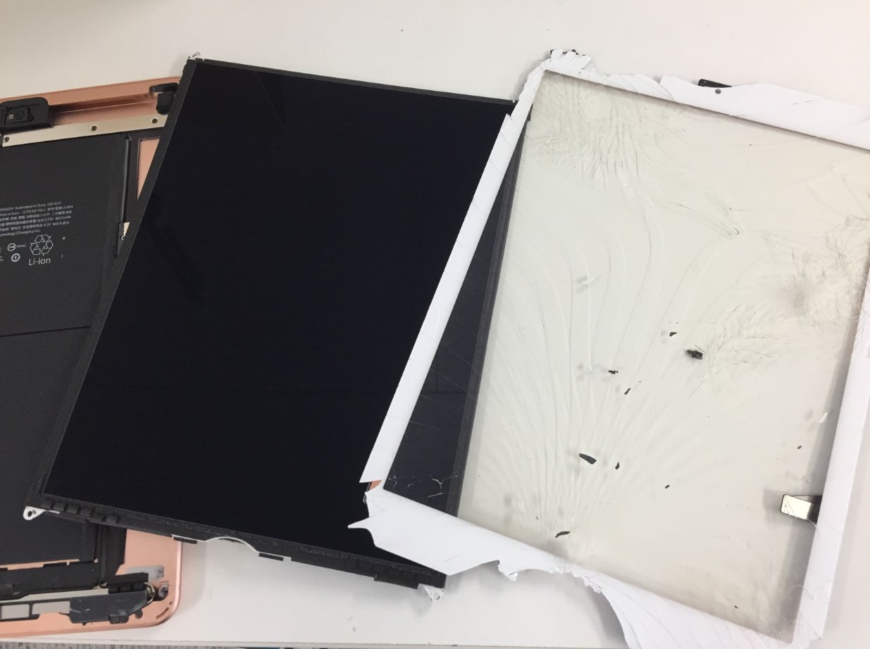 割れたガラスを本体から剥がしたiPad第6世代