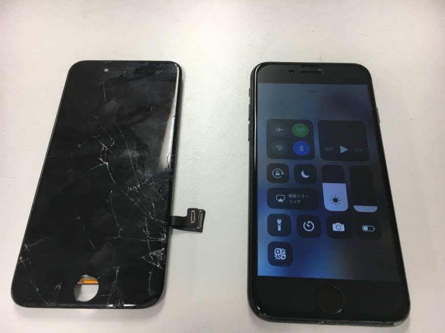 画面パーツを本体から取り出したiPhone8
