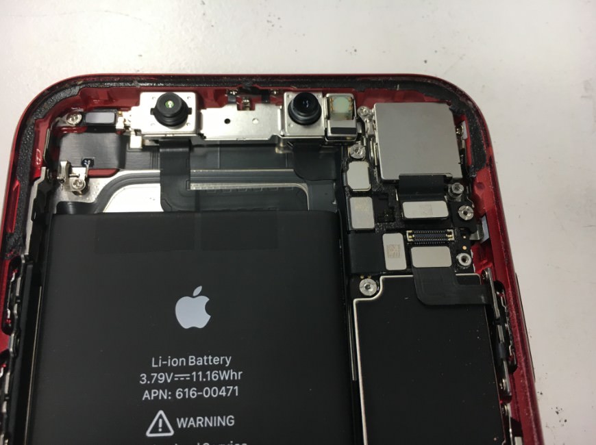 本体上部のおさめられたiPhoneXRのカメラ