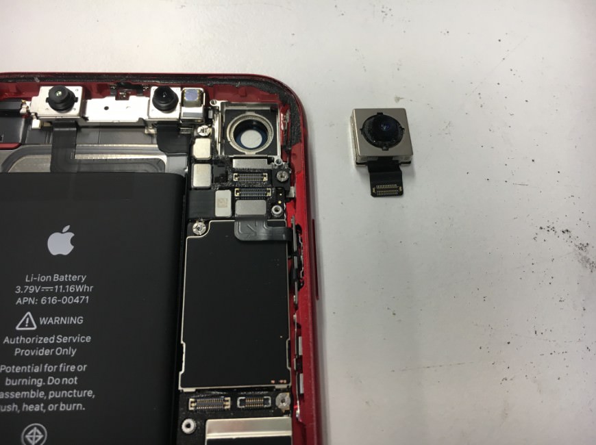 本体からカメラパーツを取り出したiPhoneXR
