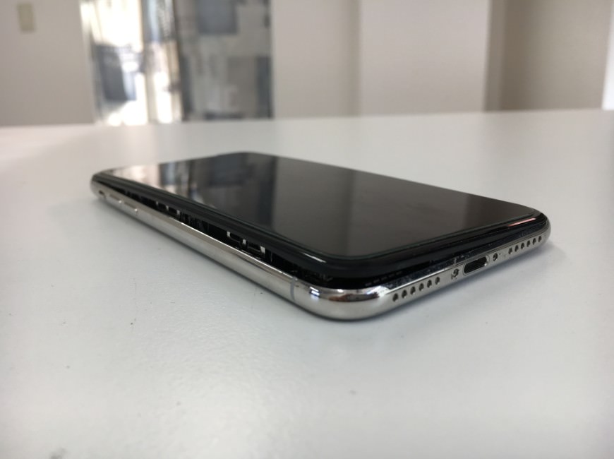 バッテリーが膨張して画面が浮いているiPhoneX