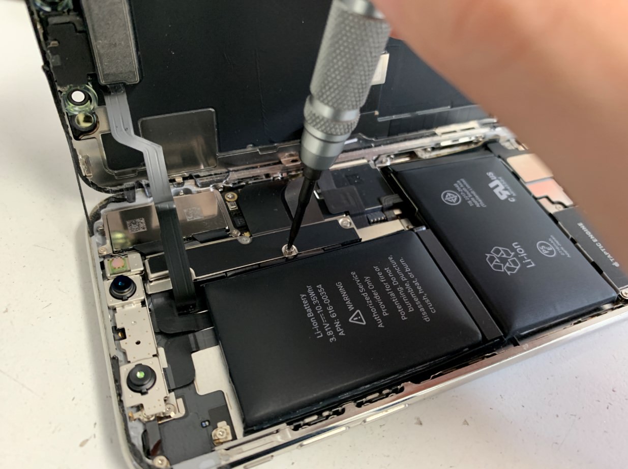 本体内部のネジを外しているiPhoneX