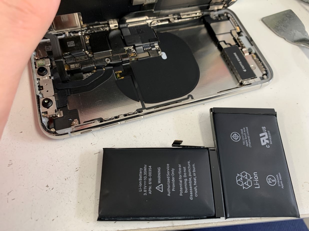 膨張した電池パックを本体から取り出したiPhoneX