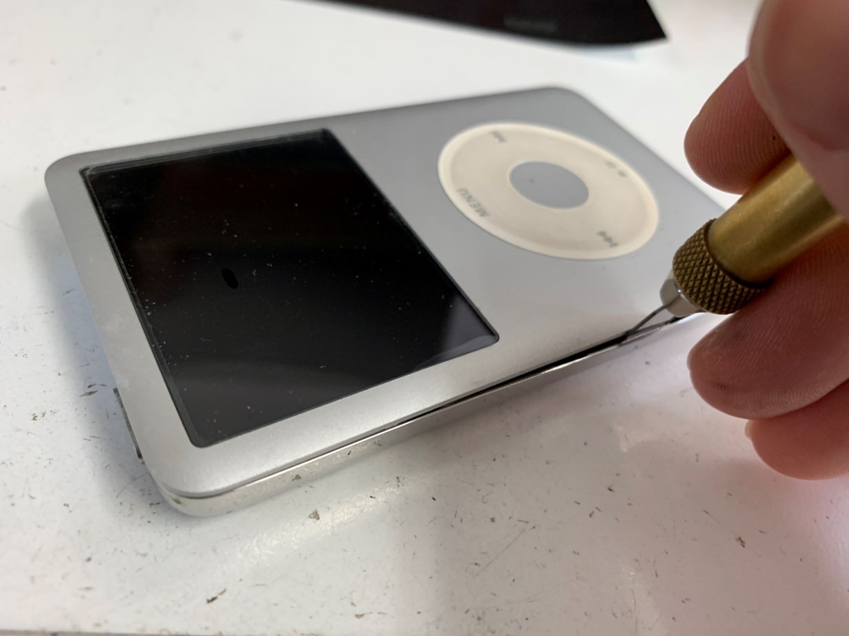 フレームから本体を取り出しているiPod Classic