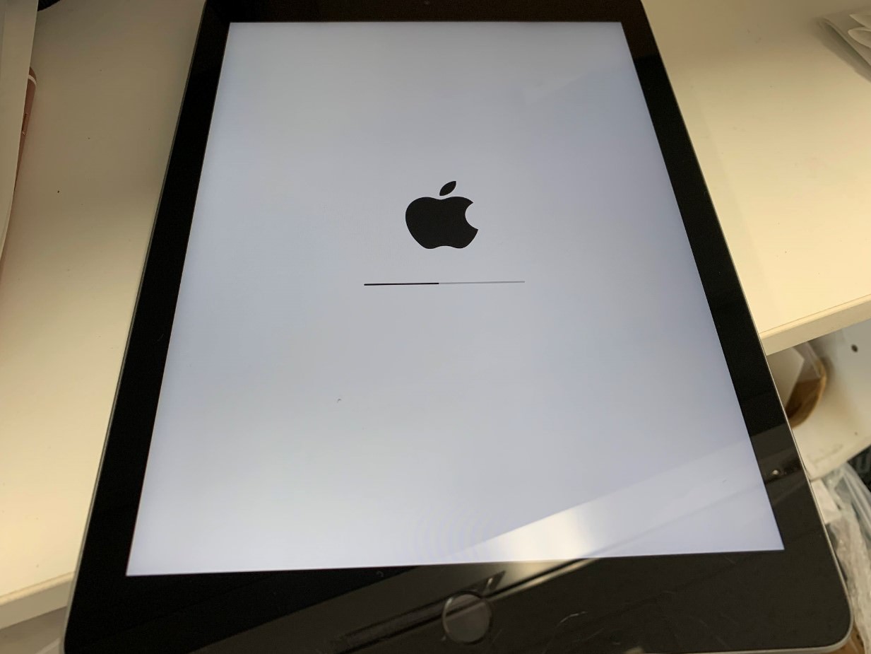 データ復旧が終わって最後のセッティングをしているiPad第6世代