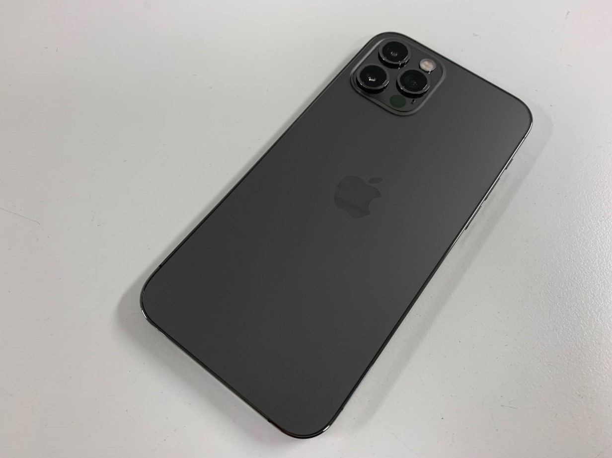 背面のみガラスコーティングを施したiPhone12Pro