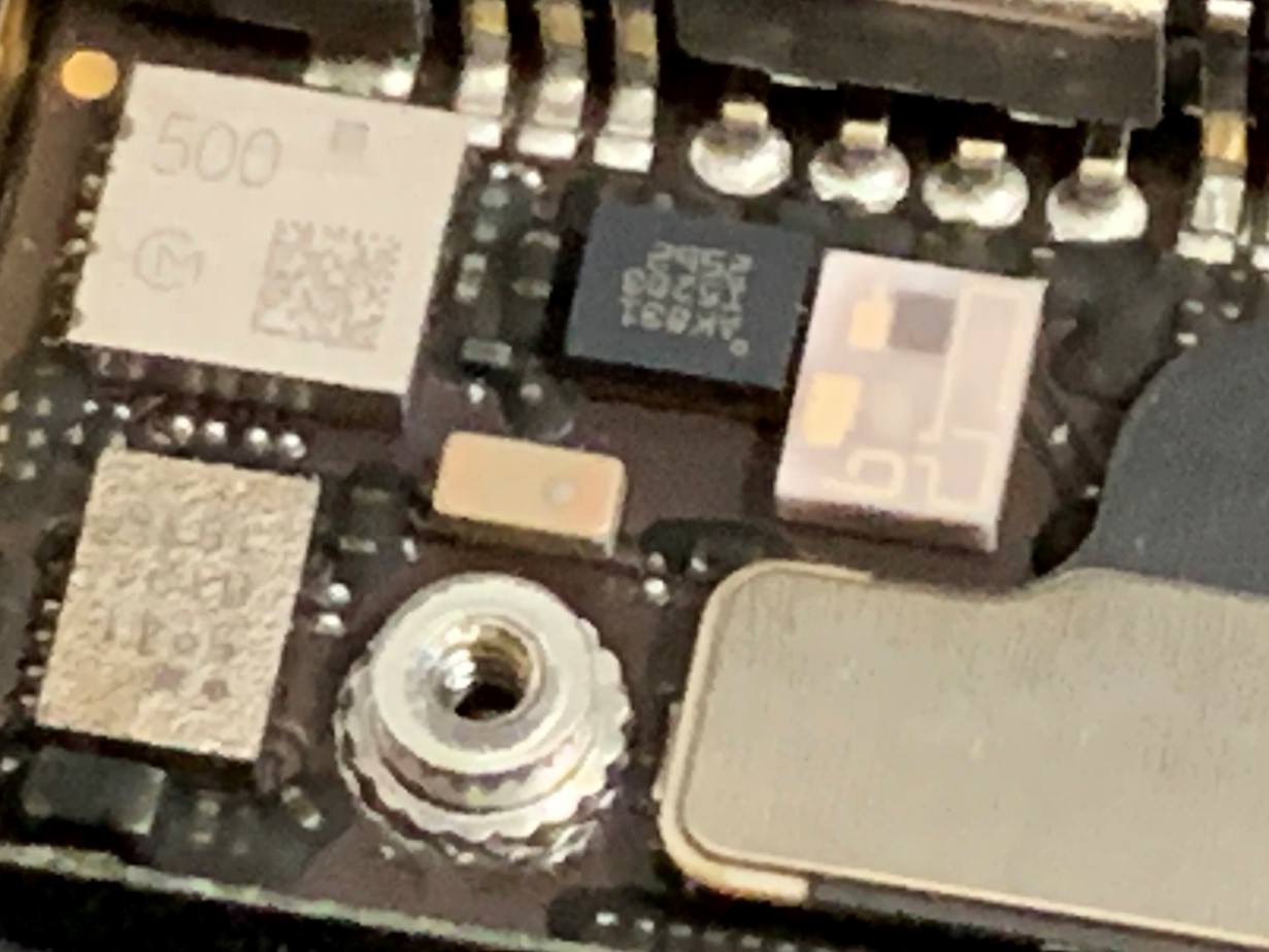 基板の壊れている箇所を調べているiPhoneXS Max