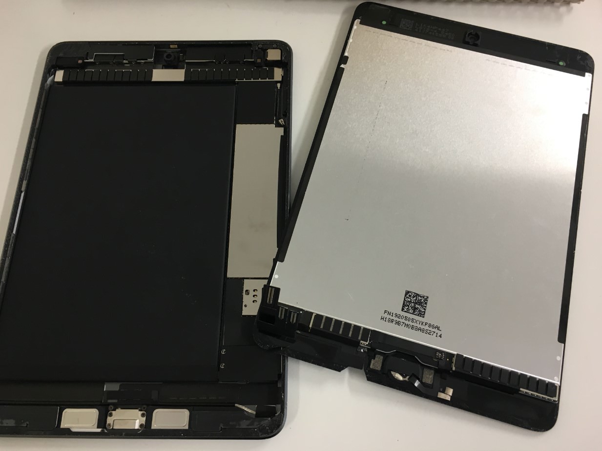割れた画面を本体から剥がしたiPad mini第5世代