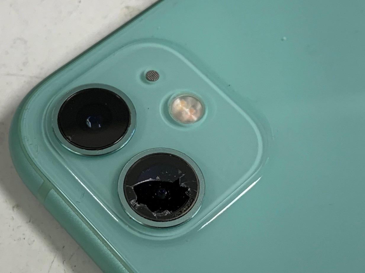 カメラレンズが割れて穴が空いているiPhone11をスマホスピタル町田で即日修理