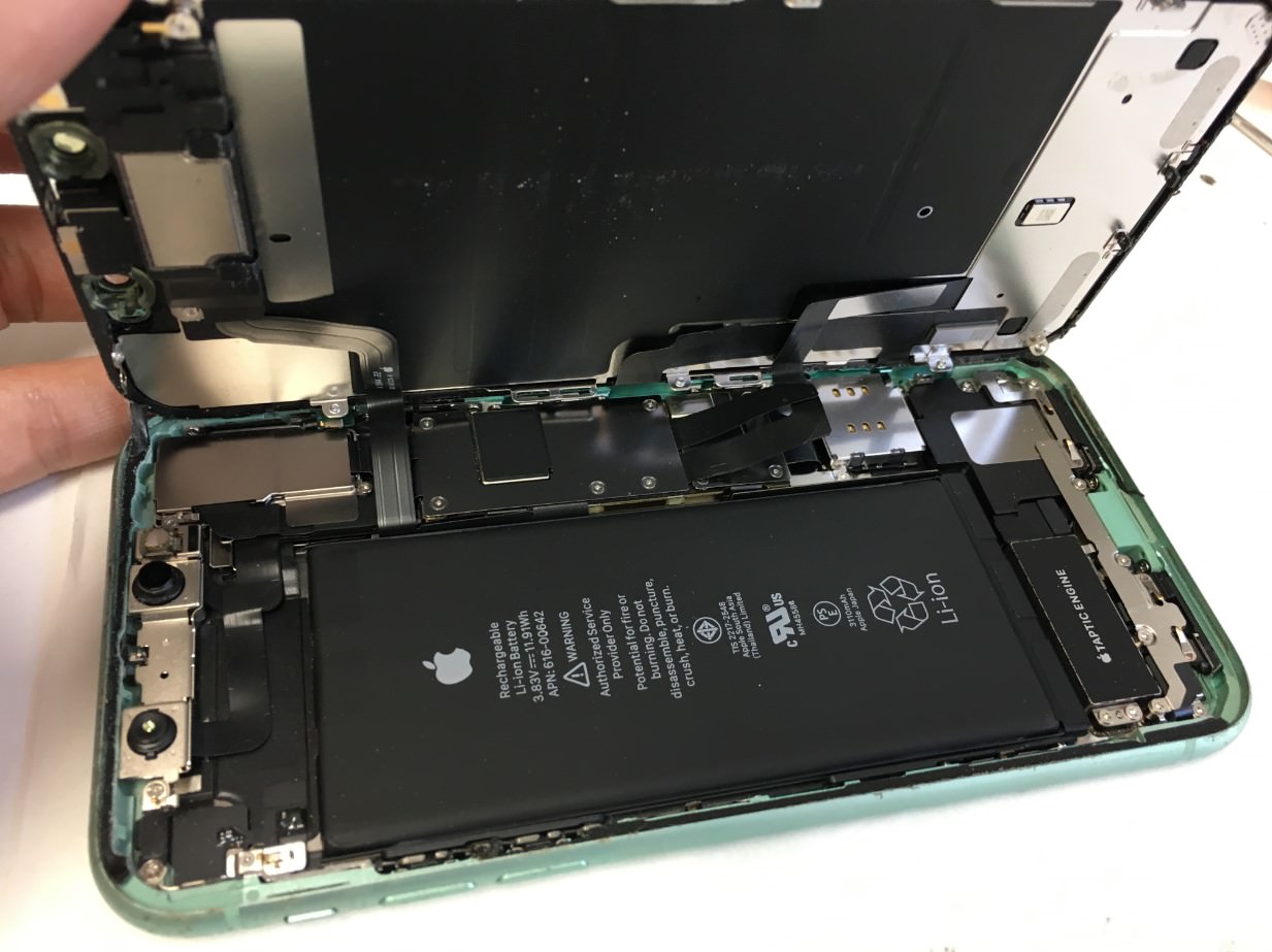 画面を開いて分解したiPhone11