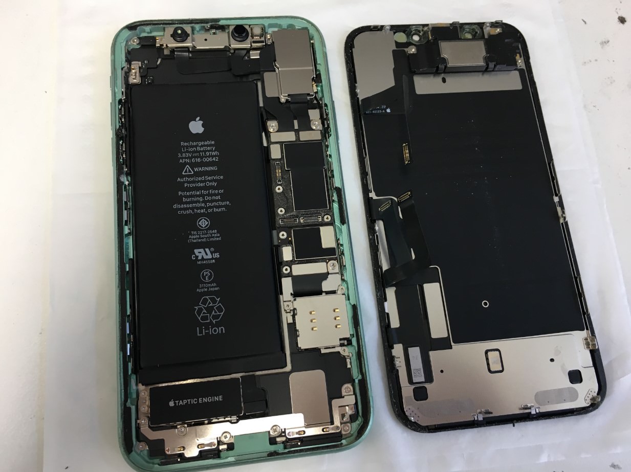 本体から画面パーツを取り出したiPhone11