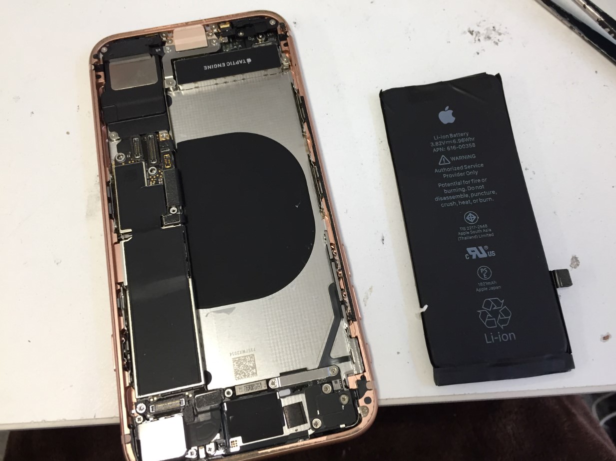 本体フレームからバッテリーを剥がしたiPhone8