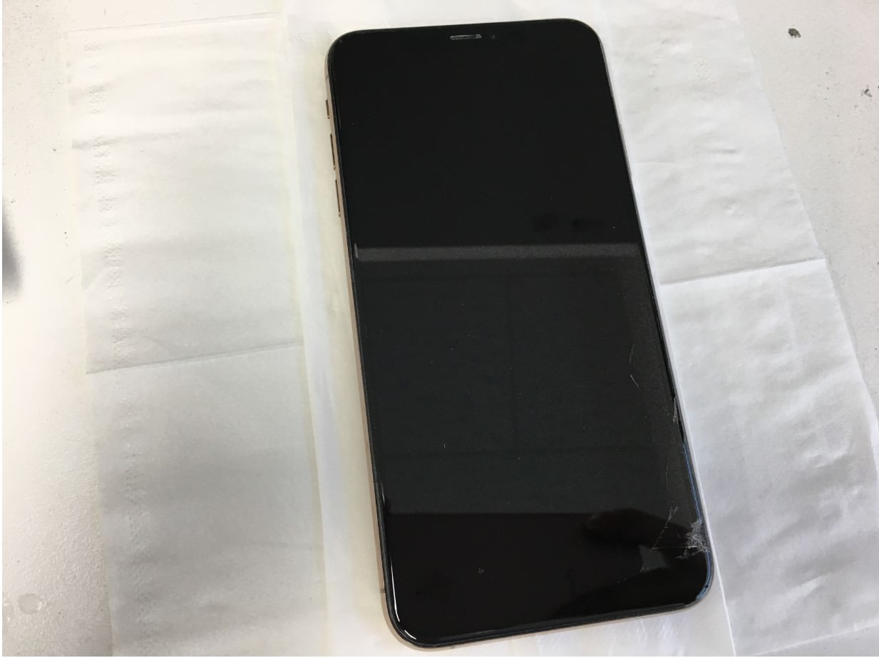 ガラスが割れたiPhoneXSMaxもスマホスピタル町田なら修理費用が安い