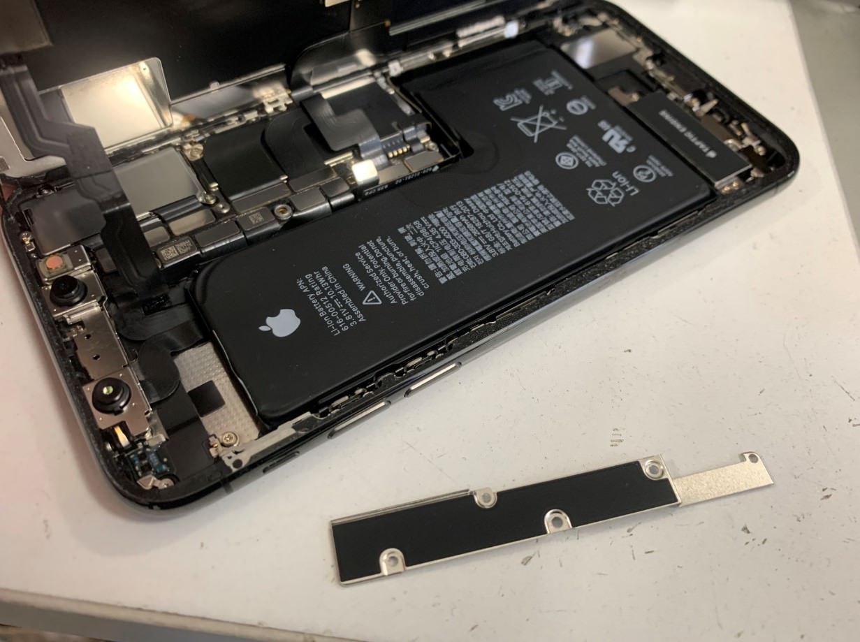 本体内の銀板を剥がしたiPadmini4
