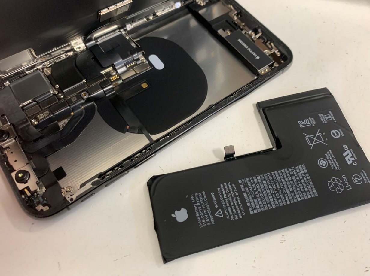 劣化した電池パックを取り出したiPadmini4
