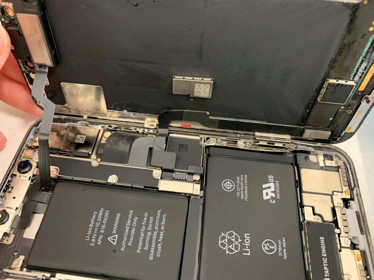画面を剥がして分解したiPhoneX