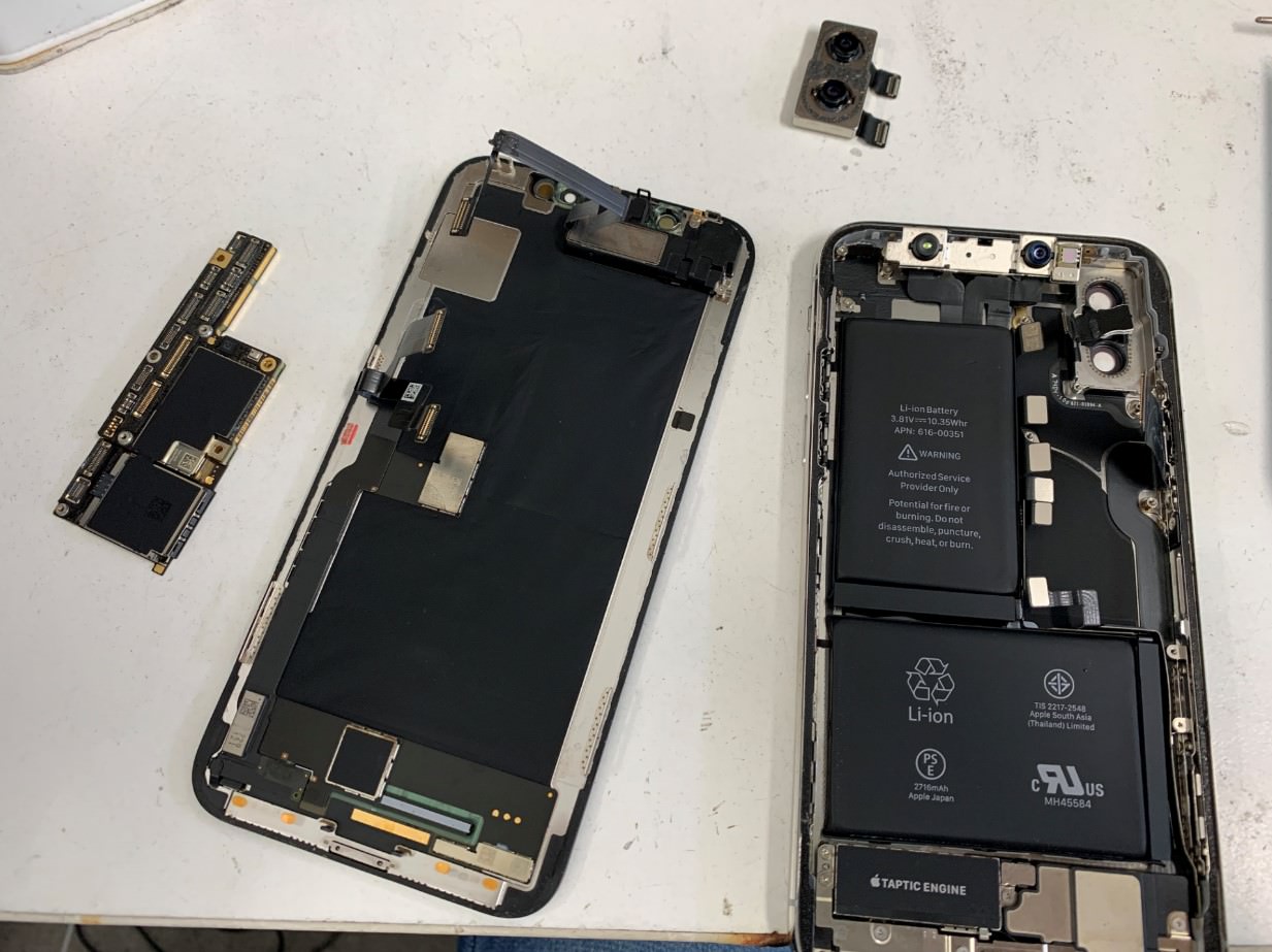 本体から基板を取り出したiPhoneX
