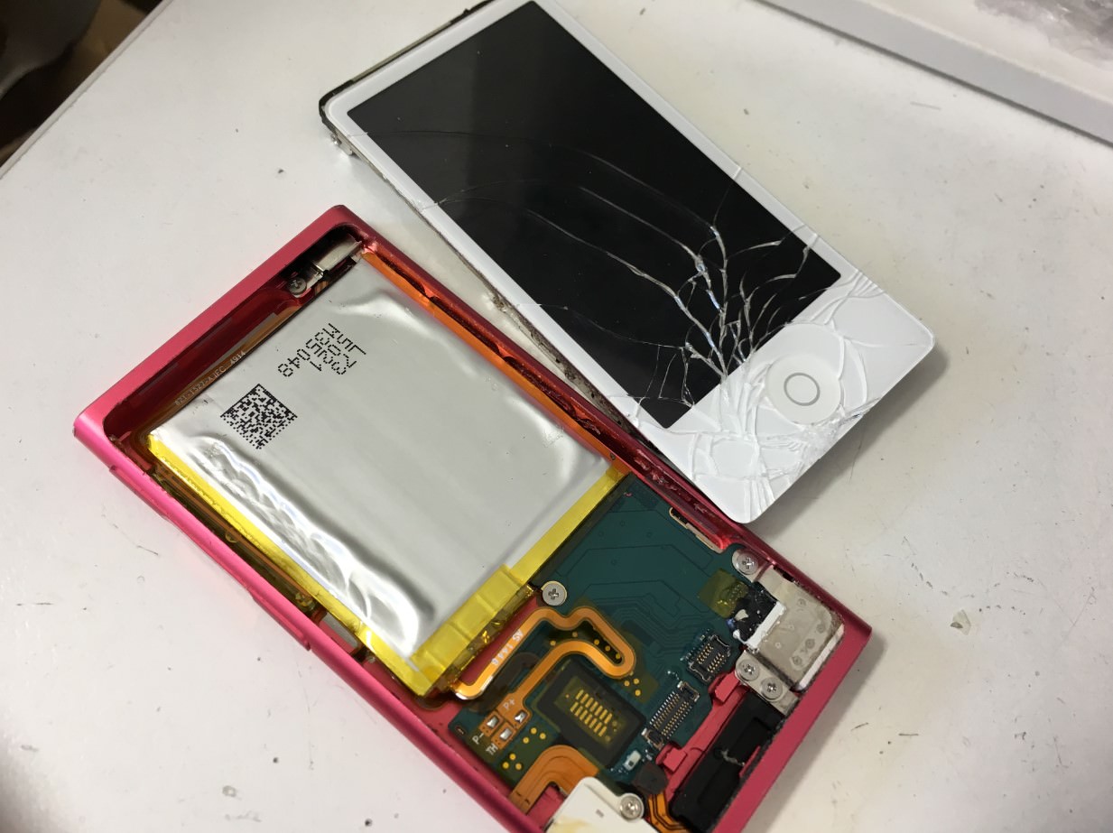 本体から画面パーツを取り出したiPod nano7