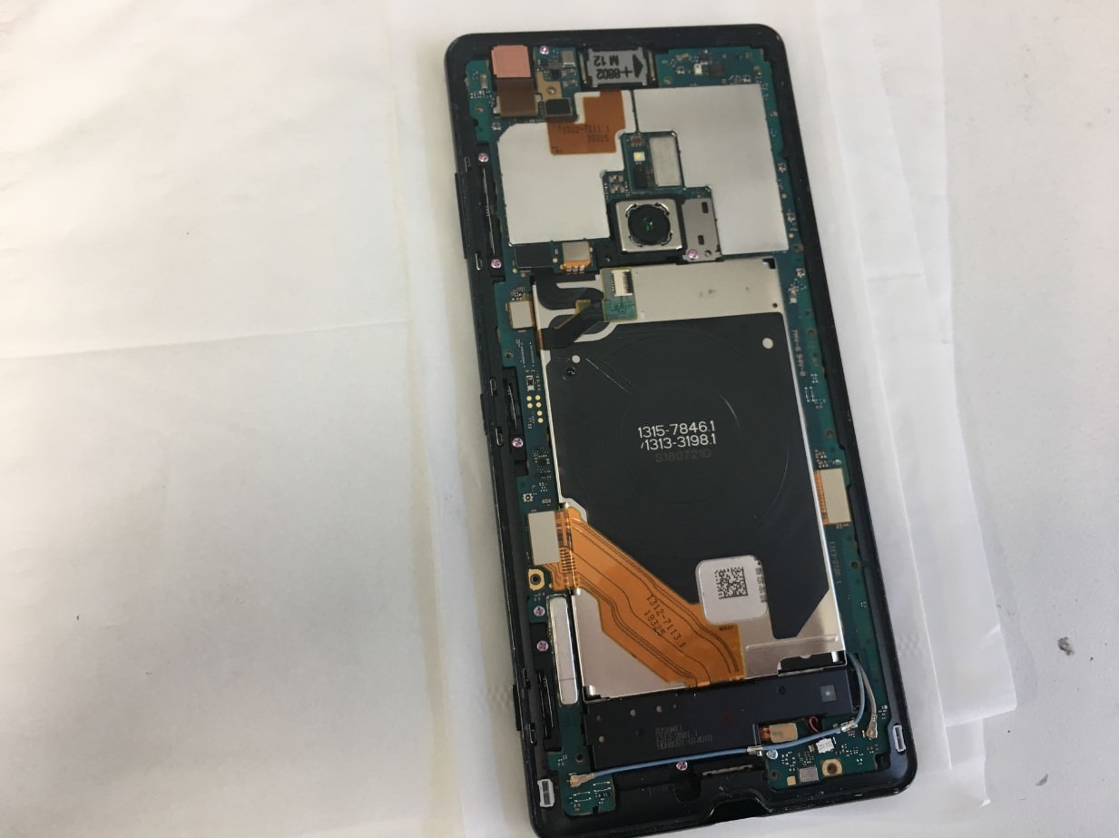 基板を覆ったプラスチックパーツを剥がしたXperiaXZ3