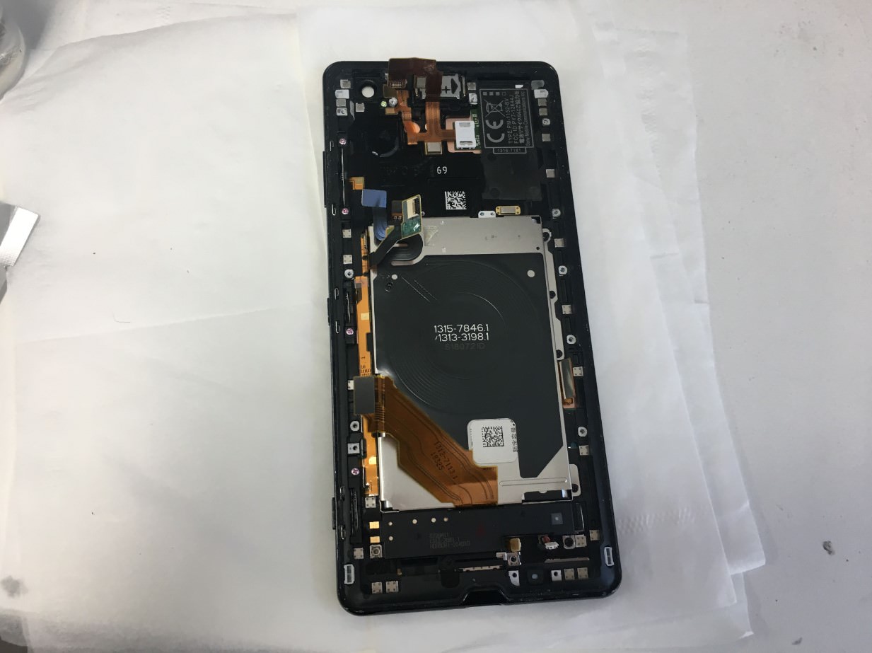 本体から基板を取り出したXperiaXZ3