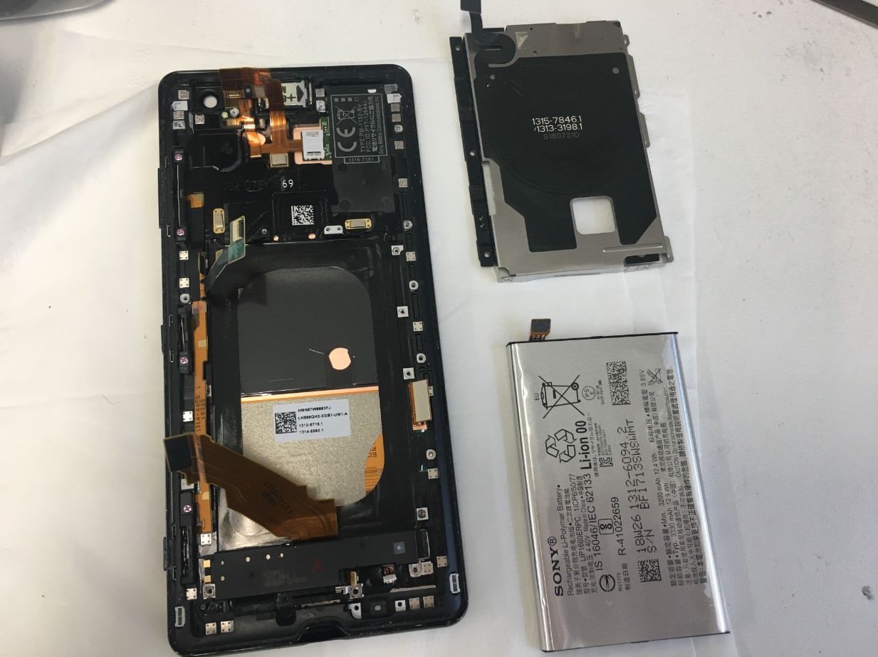 本体からバッテリーを取り出したXperiaXZ3