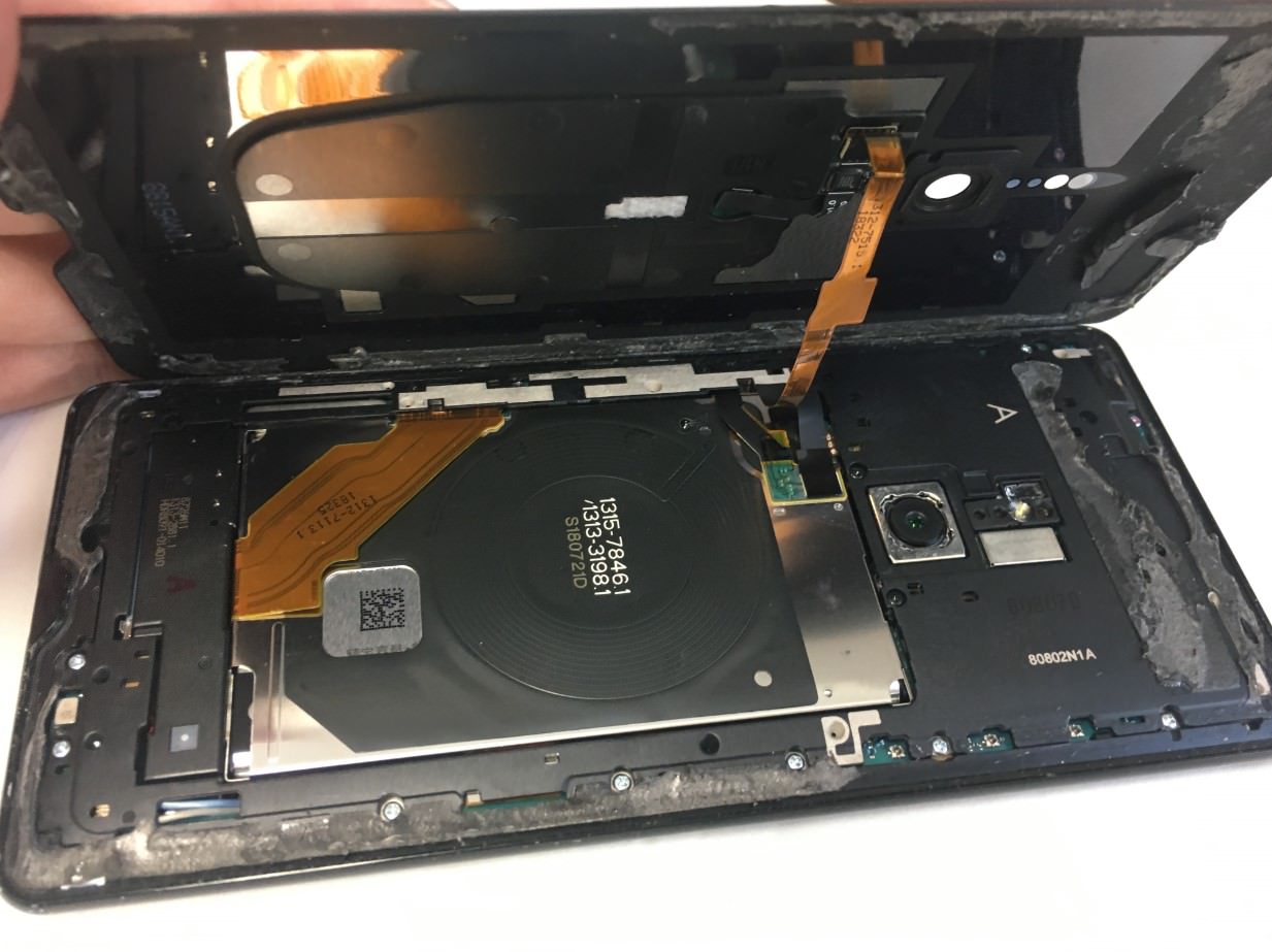 背面パネルを開いて分解したXperiaXZ3