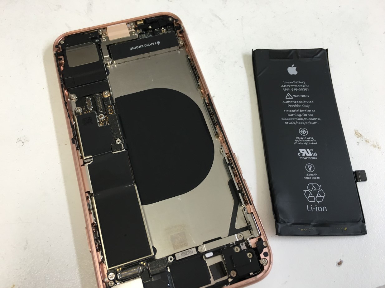 本体からバッテリーを取り出したiPhone8