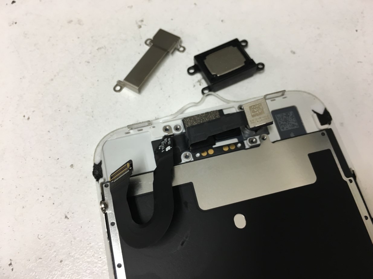 内カメラ周辺のパーツを分解しているiPhone8