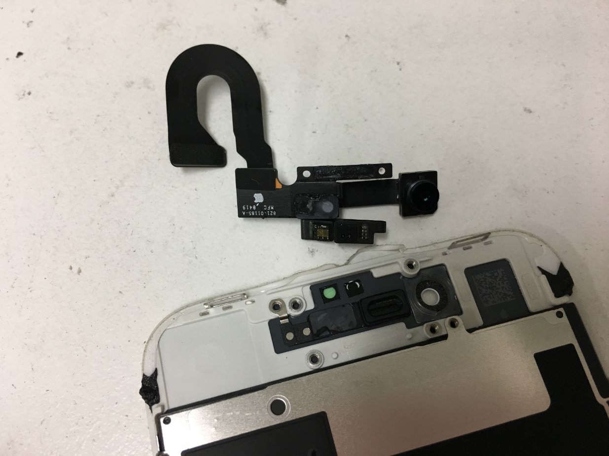 画面パーツから内カメラを剥がしたiPhone8